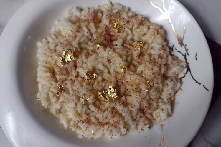 Risotto Gran Cavour polvere di rosa mantecato al burro di cacao
