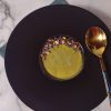 Crema di riso allo zenzero e polvere di spinaci