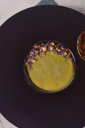 Crema di riso allo zenzero e polvere di spinaci