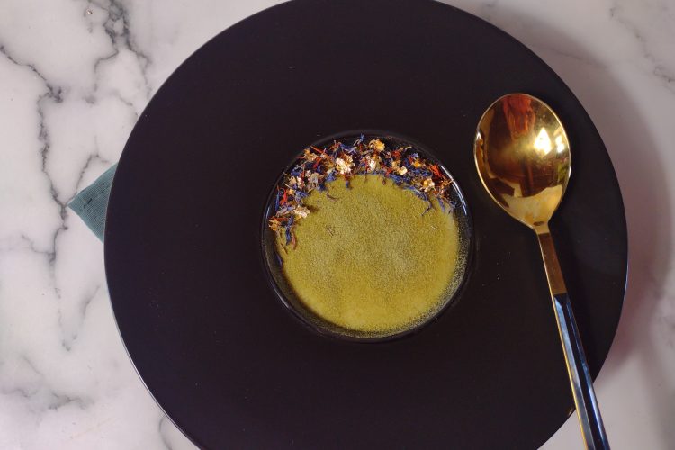 Crema di riso allo zenzero e polvere di spinaci